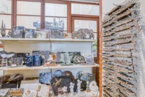 fleurs dans un vase dans un cimetiere