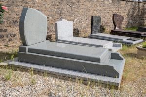 fleurs dans un vase dans un cimetiere