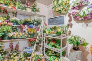 Espace d'exposition en boutique d'une large sélection de couronnes et compositions florales artificielles.