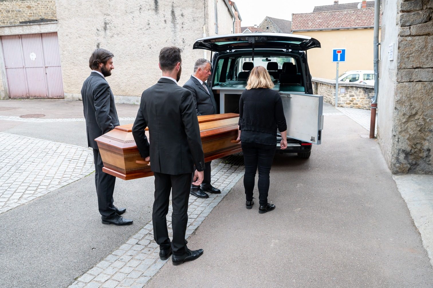cercueil porte vers le corbillard
